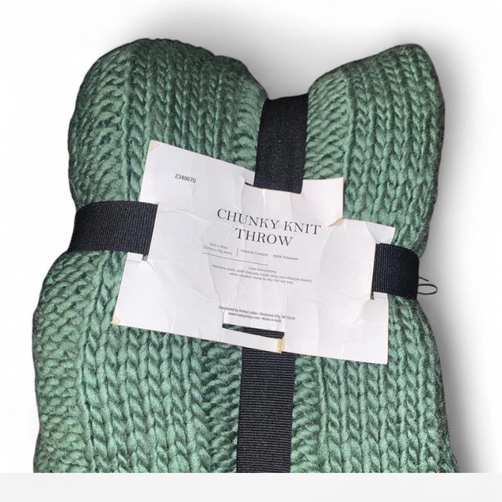 Chunky Knit Throw Blanket in Green